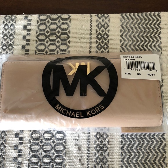 Michael Kors Mott Large Carryall Wallet - Picture 7 of 8